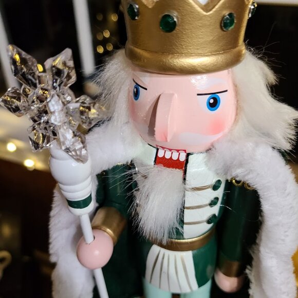 Green Christmas Nutcracker Soldier Wooden Xmas Holiday Mantel Decoration Statue - Picture 3 of 13